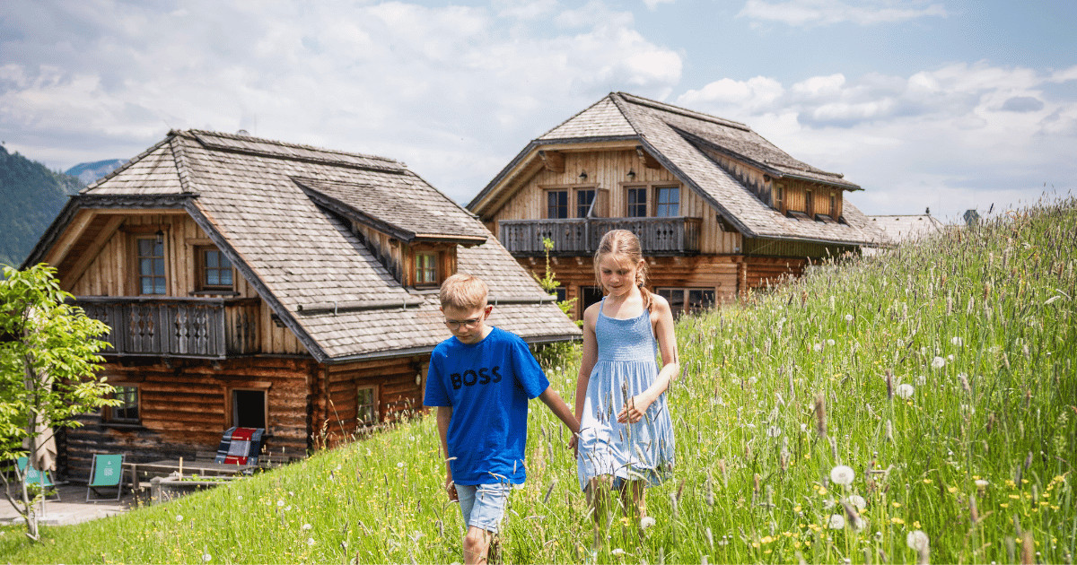 Kinder in Blumenwiese