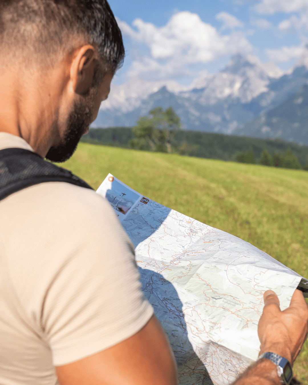 Mann mit Wanderkarte