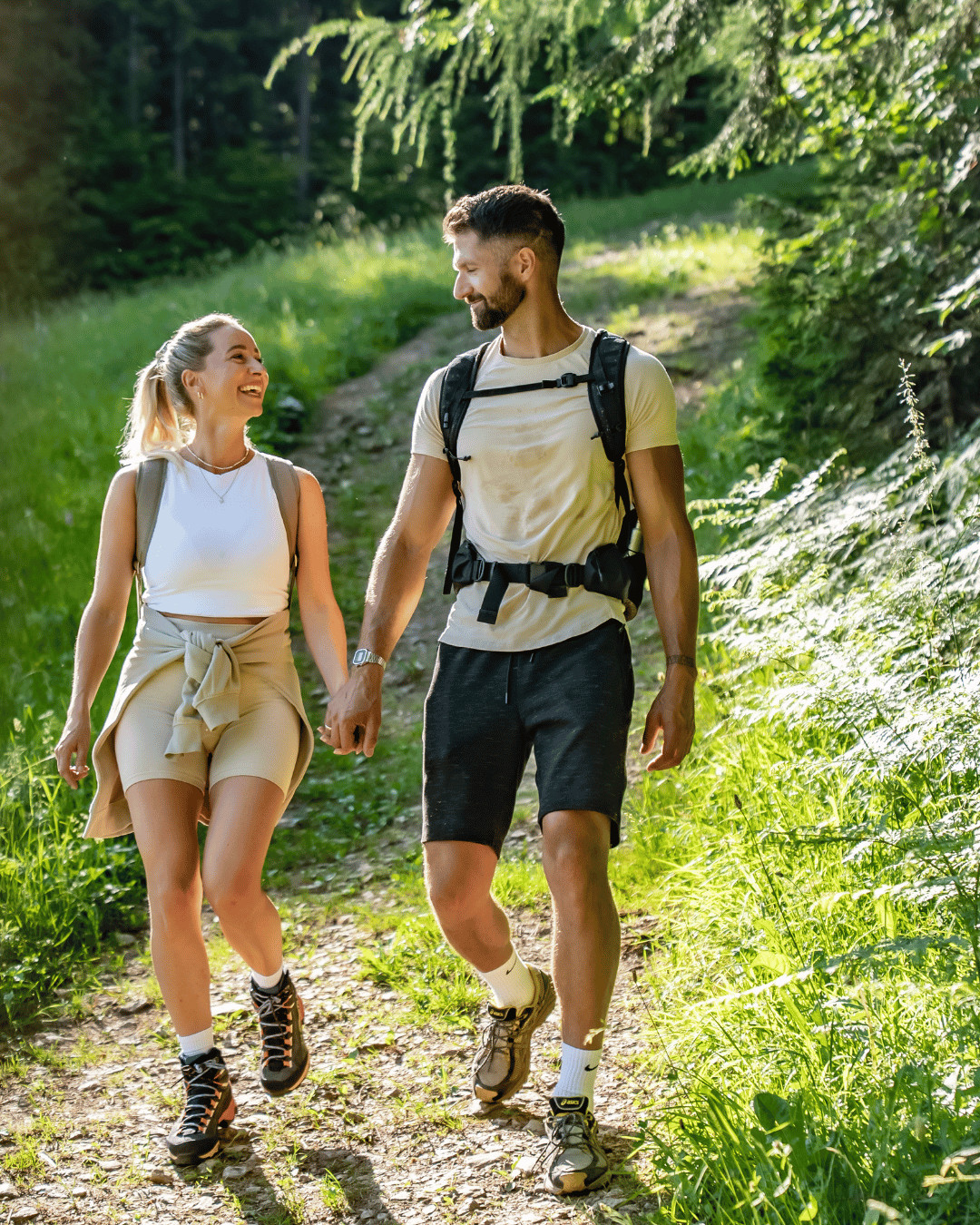 Paar beim Wandern