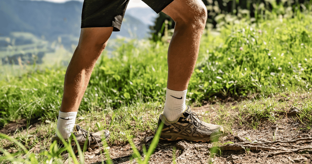 Wanderschuhe im Gras (quer)