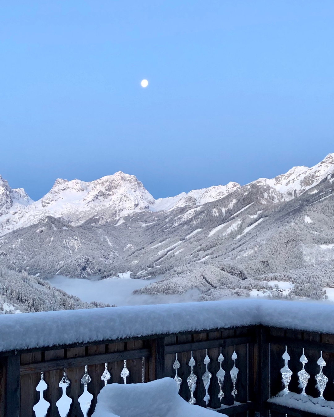 Blick vom Balkon auf die Berge im Winter