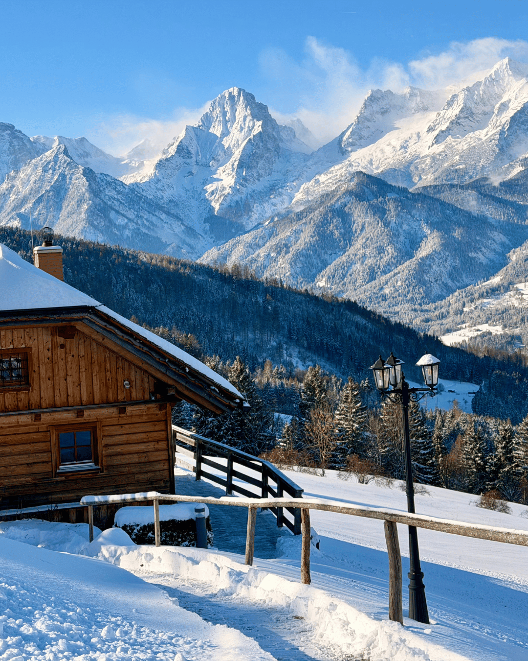 Chalet mit Blick auf die verschneiten Berge im Winter