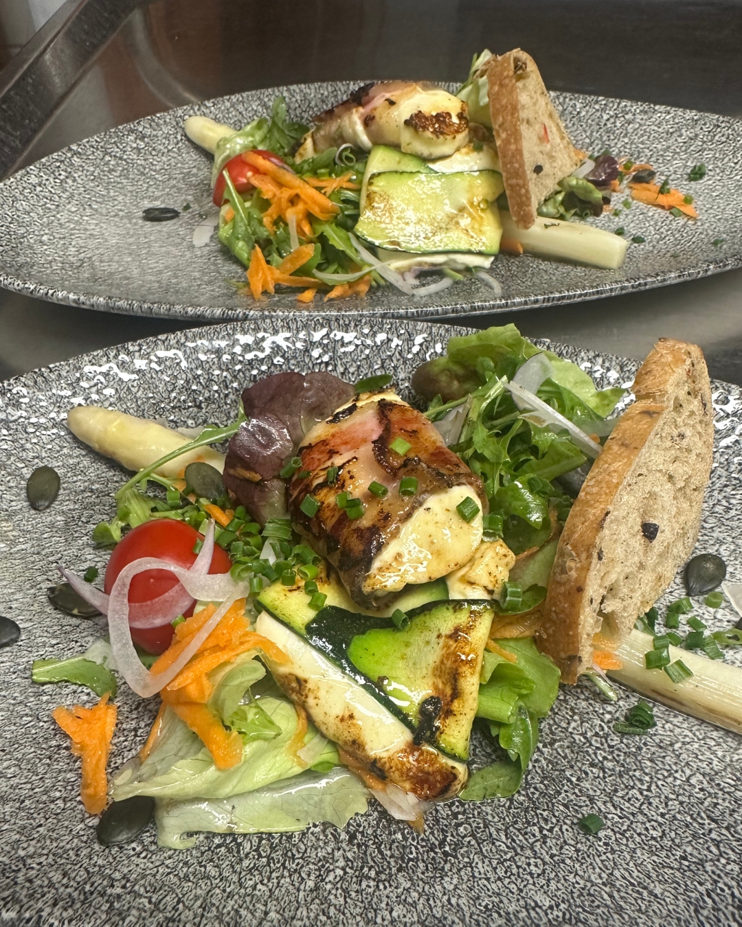Frischer Salat mit Käse im Speckmantel