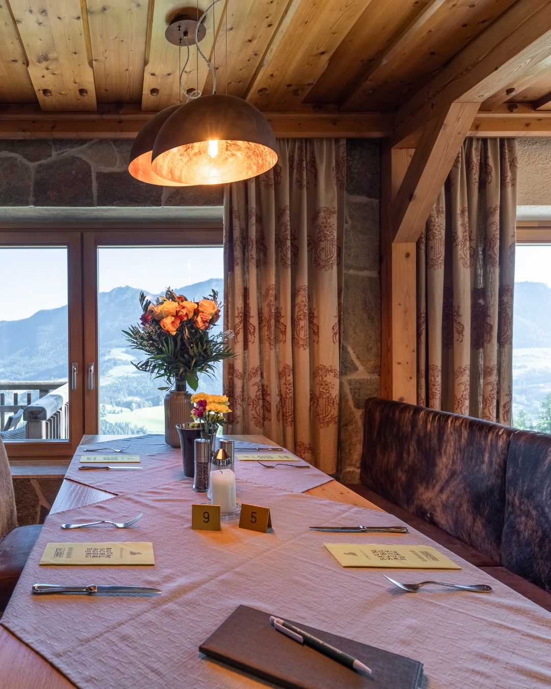 Gedeckter Tisch mit Blumenvase
