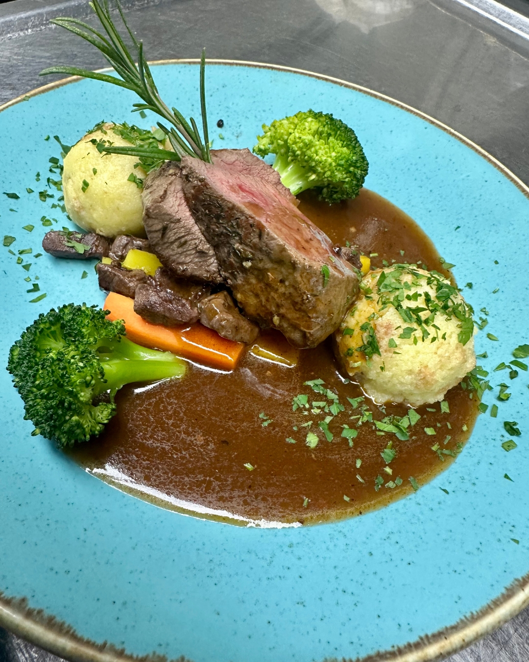 Herzhaftes Fleischgericht mit Knödel und Sauce