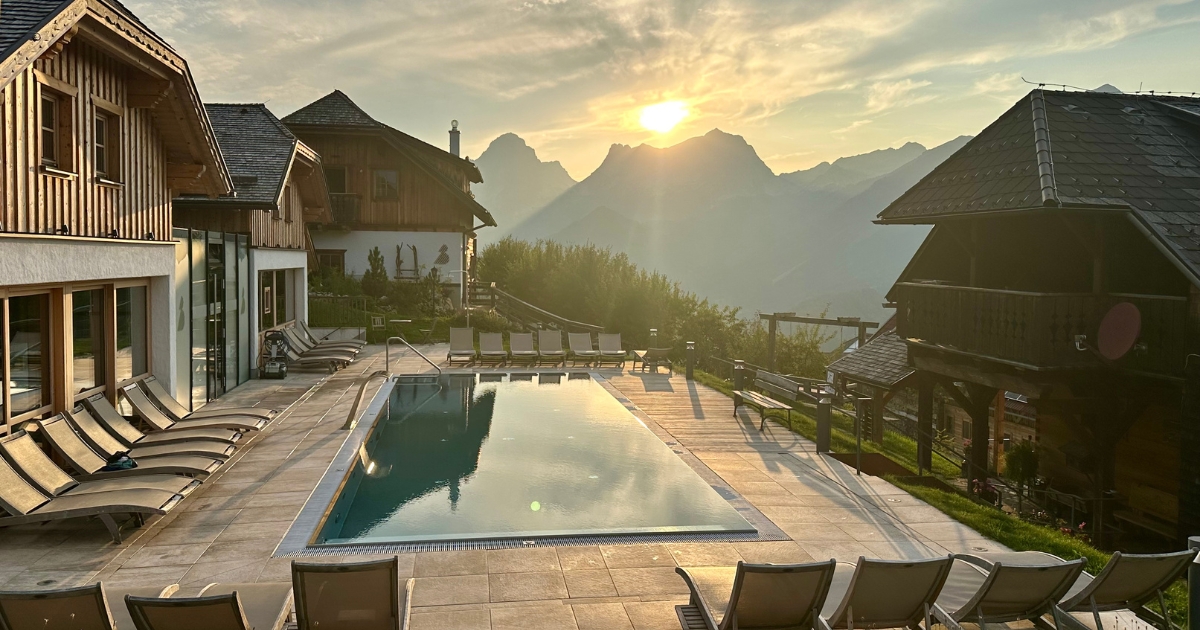 Pool mit Blick auf den Sonnenuntergang