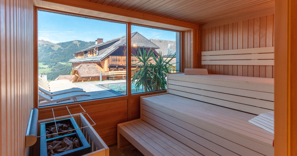 Sauna mit Blick aufs Außenpool und die Berge (quer)
