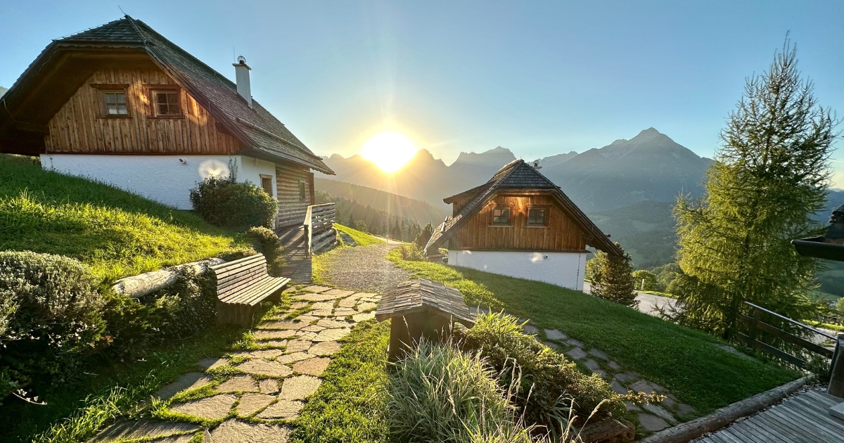Strahlendes Almresort im Sommer