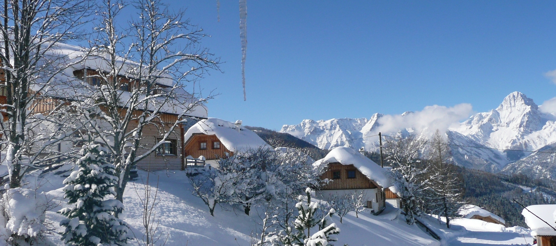 Verschneites Almresort im Winter