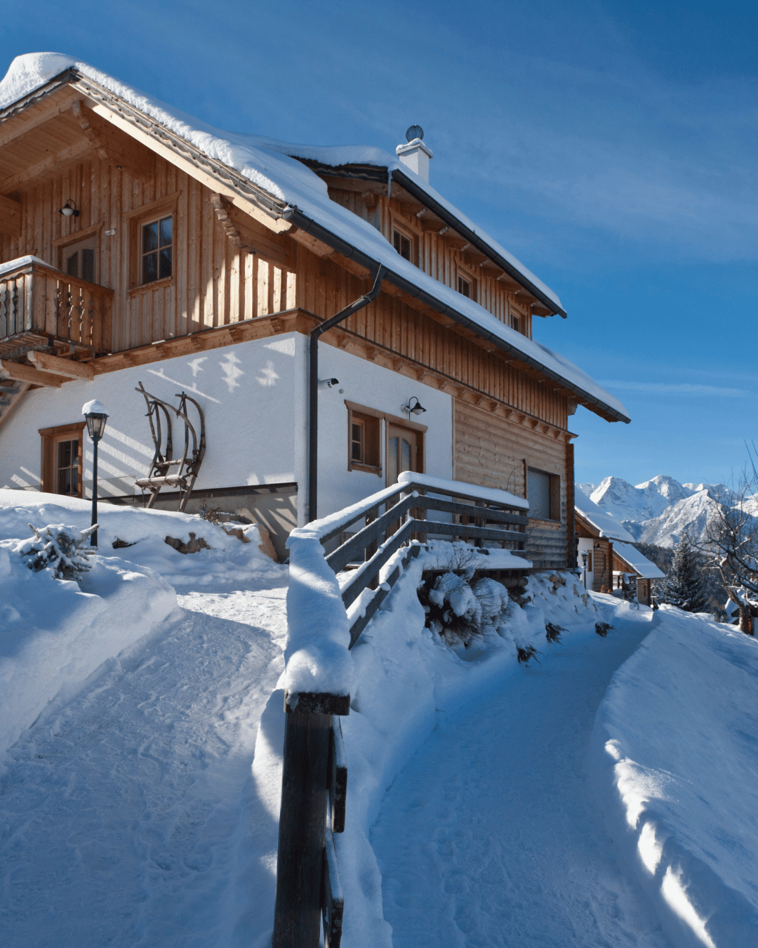verschneites Chalet im Winter