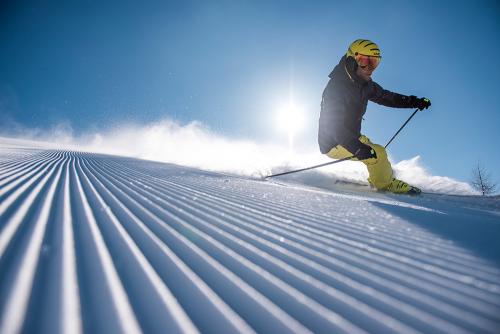 g-aktivurlaub-schnee-berge-skifahren-schifahren-bergab