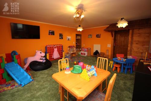 kinder spielzimmer puppen baumschlagerberg urlaub mit kindern familienurlaub puppenküche kids fun kinderbetreuung