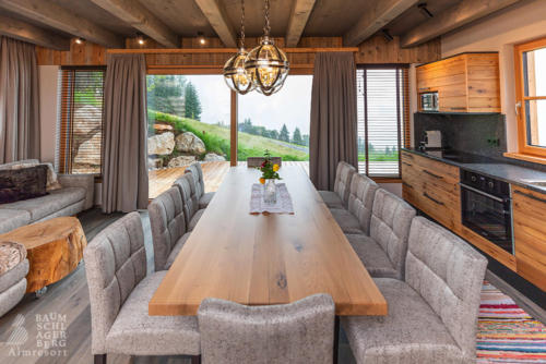 g-panorama-chalet-einrichtung-luxus-million-dollar-blick-kueche-wohnzimmer-familienurlaub-oberoesterreich
