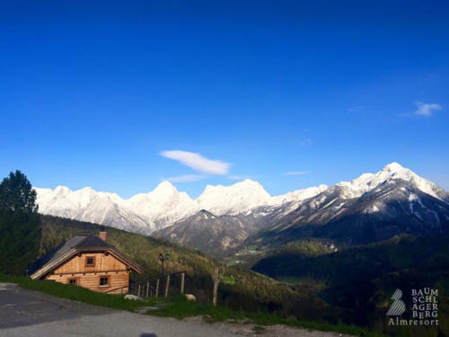 g-panorama-hutte-berge-winter-ferien-blauer-himmel-ruhe-entspannung